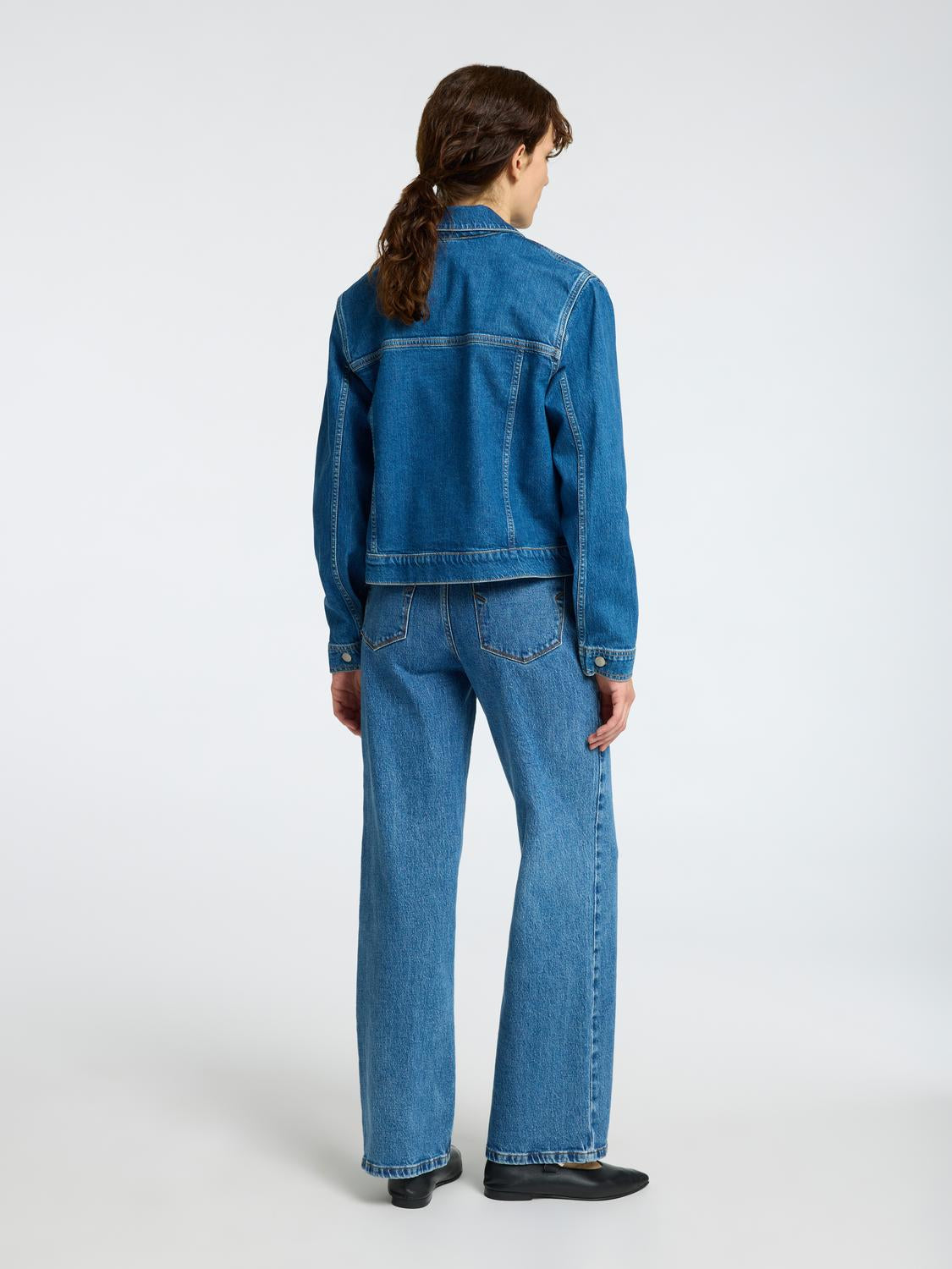 model_shot-back